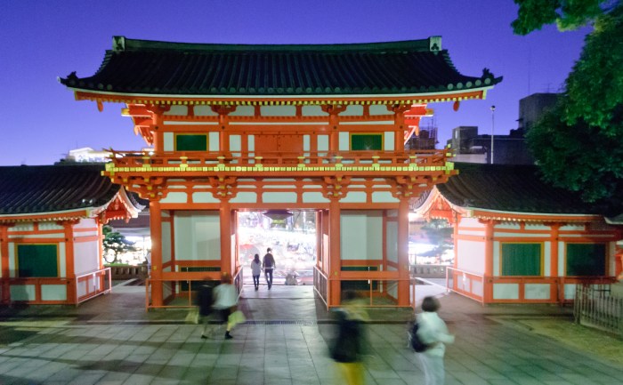 kyoto-temple-by-night